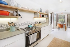 Coffee/tea maker, fridge, microwave, stovetop