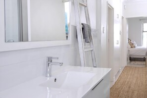 Baignoire, sèche-cheveux, savon, shampoing