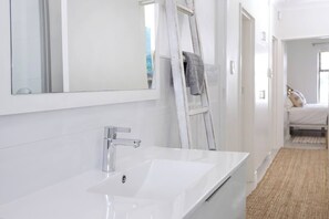 Badewanne, Haartrockner, Seife, Shampoo