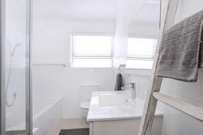 Bathtub, hair dryer, soap, shampoo - 235 on Tenth | Beach Walks & Mountain Views | Pets (Hermanus)