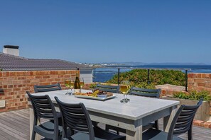 Outdoor dining - House Fynbos | Designer Home | Sea & Mountain View (Onrus)