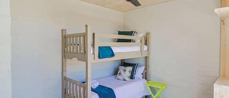 5 Schlafzimmer, Schreibtisch, Bügeleisen/Bügelbrett, kostenloses WLAN
