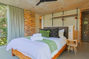5 bedrooms, desk, iron/ironing board, WiFi (free) - House Fynbos | Designer home | Sea & mountain view (Onrus)