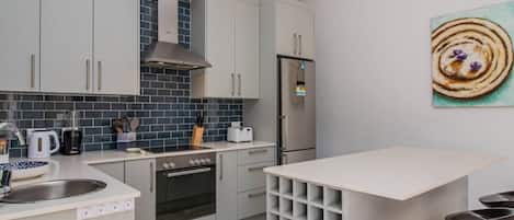 Een koelkast, een microgolfoven, een oven, een kookplaat