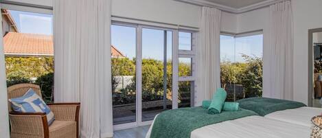 4 bedrooms, iron/ironing board, WiFi (free), bed sheets