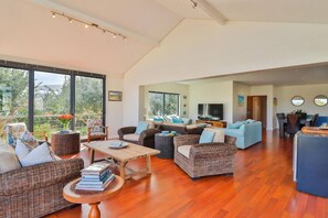 Smart TV - Seaside Symphony Villa | Walking distance to Grotto Beach (Hermanus)