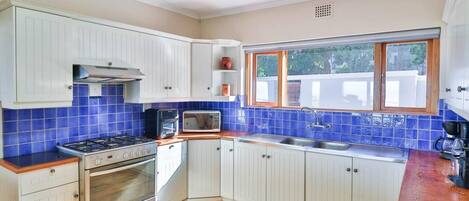 Wasserkocher mit Kaffee-/Teezubehör, Kühlschrank, Mikrowelle, Ofen