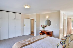 2 bedrooms, desk, iron/ironing board, free WiFi - Sea Valley Lodge IV | 180 degree sea view (Hermanus)