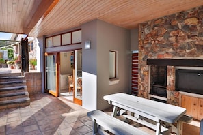 Outdoor dining - Sea Valley Lodge IV | 180 degree sea view (Hermanus)