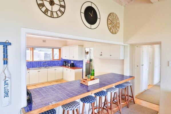Coffee/tea maker, fridge, microwave, oven - Sea Valley Lodge IV | 180 degree sea view (Hermanus)