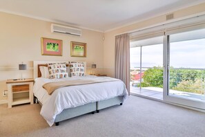 2 bedrooms, desk, iron/ironing board, free WiFi - Sea Valley Lodge IV | 180 degree sea view (Hermanus)