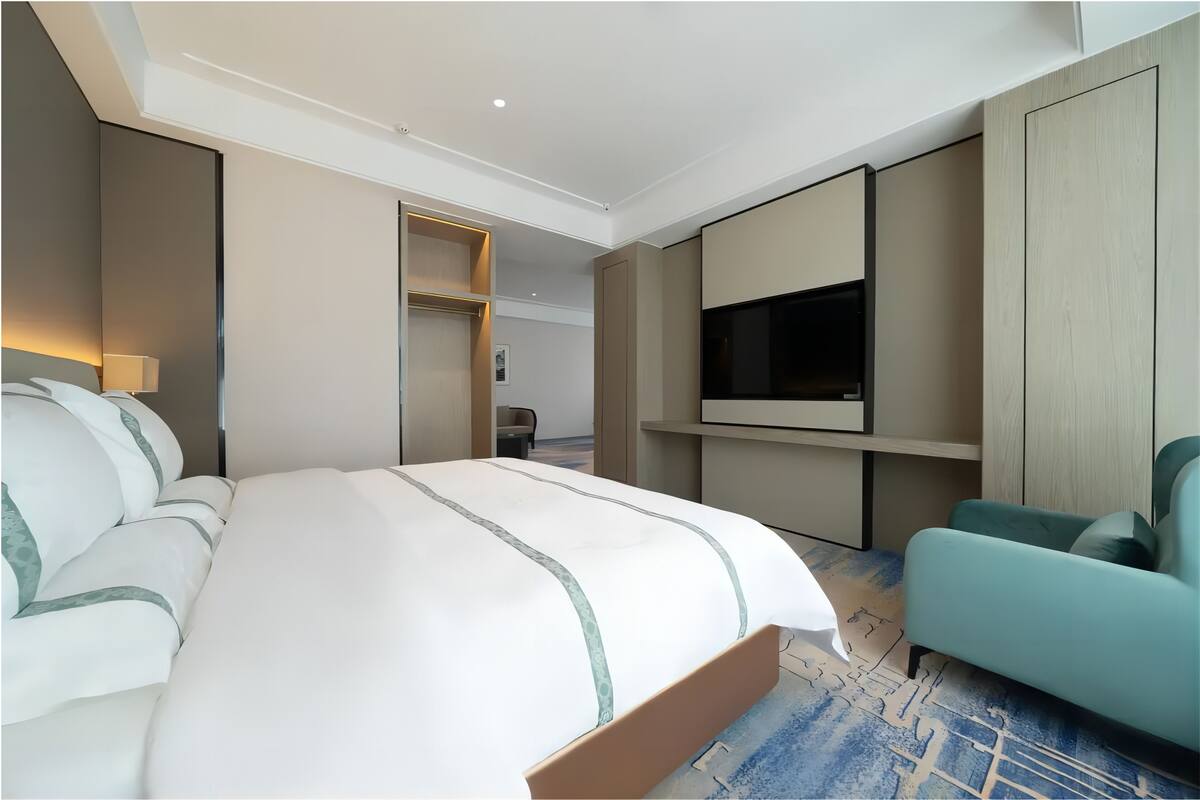 Luxury Apartment | Egyptian cotton sheets, premium bedding, pillow-top beds