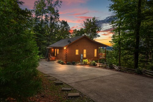 Mountain Views & just mins to City! Wood burning Fireplace, Hot tub, Fire pit 
