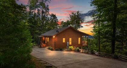 Mountain Views & just mins to City! Wood burning Fireplace, Hot tub, Fire pit