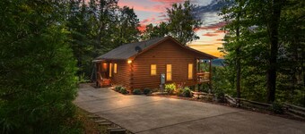 Mountain Views & just mins to City! Wood burning Fireplace, Hot tub, Fire pit
