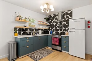 Kjøleskap, mikrobølgeovn, ovn og kokeplater