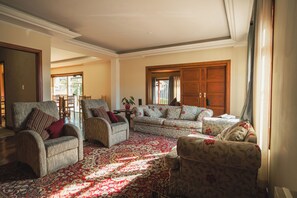 32-Zoll-Smart-TV mit Satellitenempfang