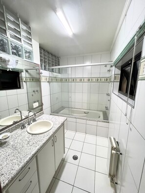 奢华套房 | 浴室 | 毛巾、肥皂、洗发水、卫生纸