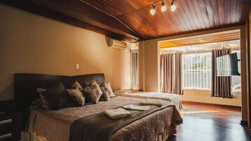 Premium Suite | 1 bedroom, hypo-allergenic bedding, free WiFi