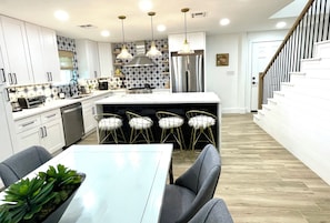 Refrigerador, microondas, horno, placa de cocina