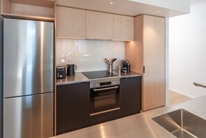 Refrigerador, microondas, horno y parrilla de estufa 