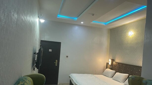 Unclassified image, 1 of 6, button - 6 Uwadiae St (Benin City)