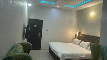 Executive Suite | Frette Italian sheets, premium bedding, Tempur-Pedic beds, desk