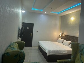 Executive Suite | Frette Italian sheets, premium bedding, Tempur-Pedic beds, desk - 6 Uwadiae St (Benin City)