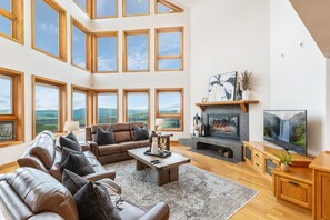 Smart-tv, een open haard, videospelletjes en tafelvoetbal