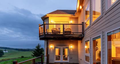 Pool/Hot tub/Fire Pit/Theater+Game Rms/Epic Views/8 bdrm 5 bath Estate Sleeps 22