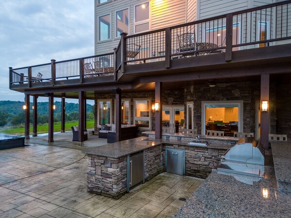 Outdoor dining - Unforgettable Private Views! Luxury Estate Sleeps 22 - Heated Pool and Spa! (Owego)