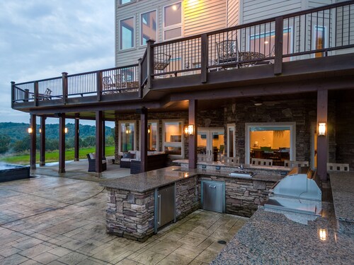 Unforgettable Private Views! Luxury Estate Sleeps 22 - Heated Pool and Spa!