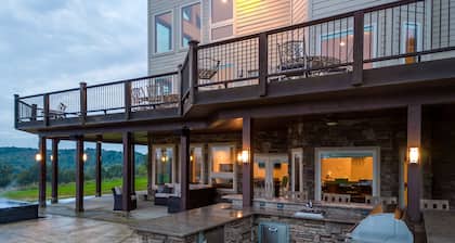 Unforgettable Private Views! Luxury Estate Sleeps 22 - Heated Pool and Spa!