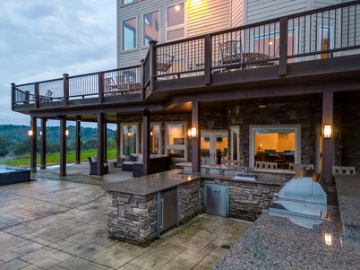 Unforgettable Private Views! Luxury Estate Sleeps 22 - Heated Pool and Spa!