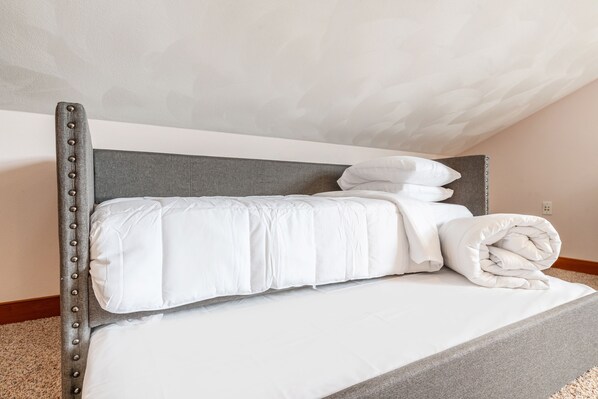 8 Schlafzimmer, Schreibtisch, Bügeleisen/Bügelbrett, Reisekinderbett