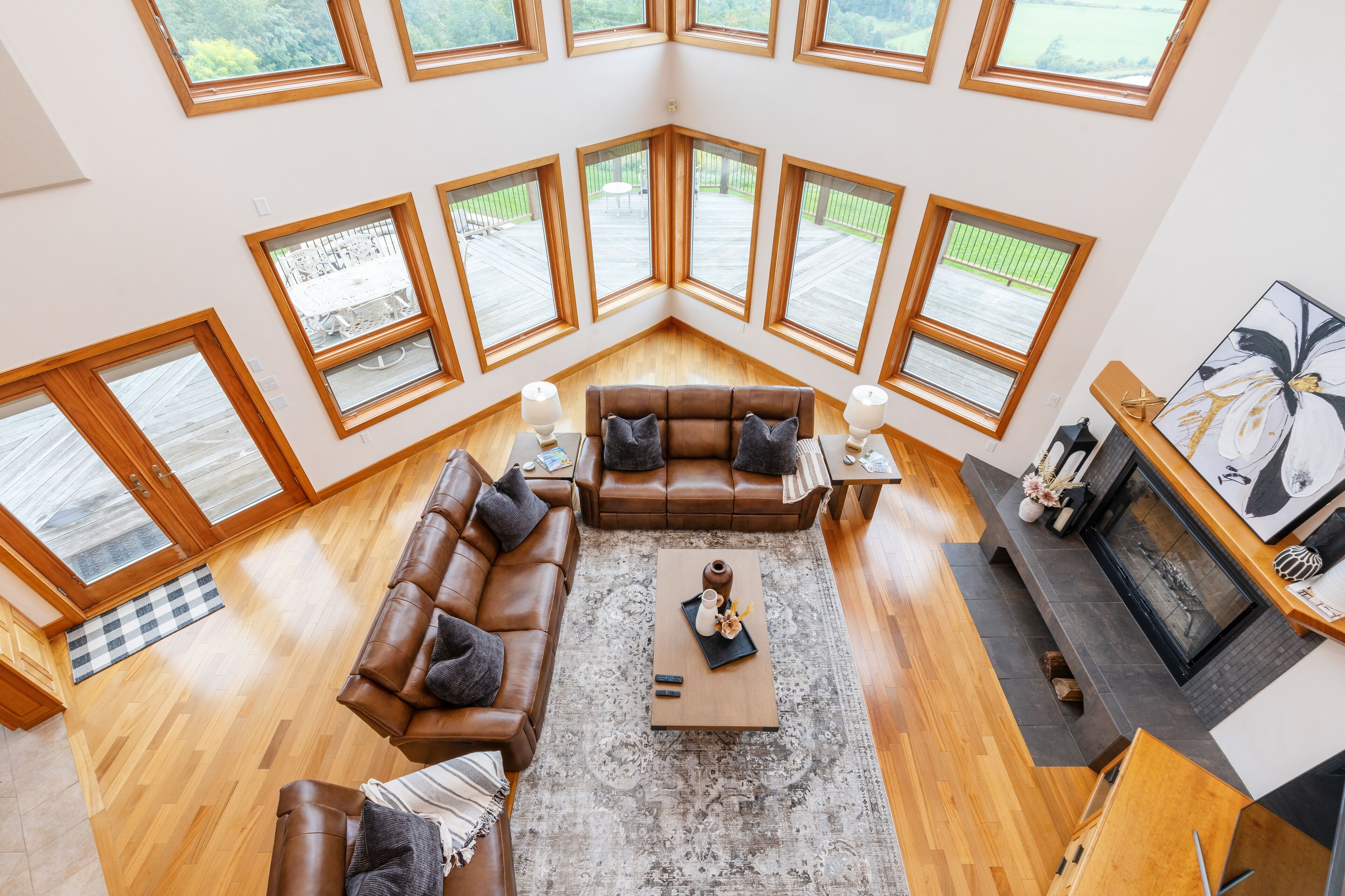 Smart TV, chimenea, videojuegos y futbolito 