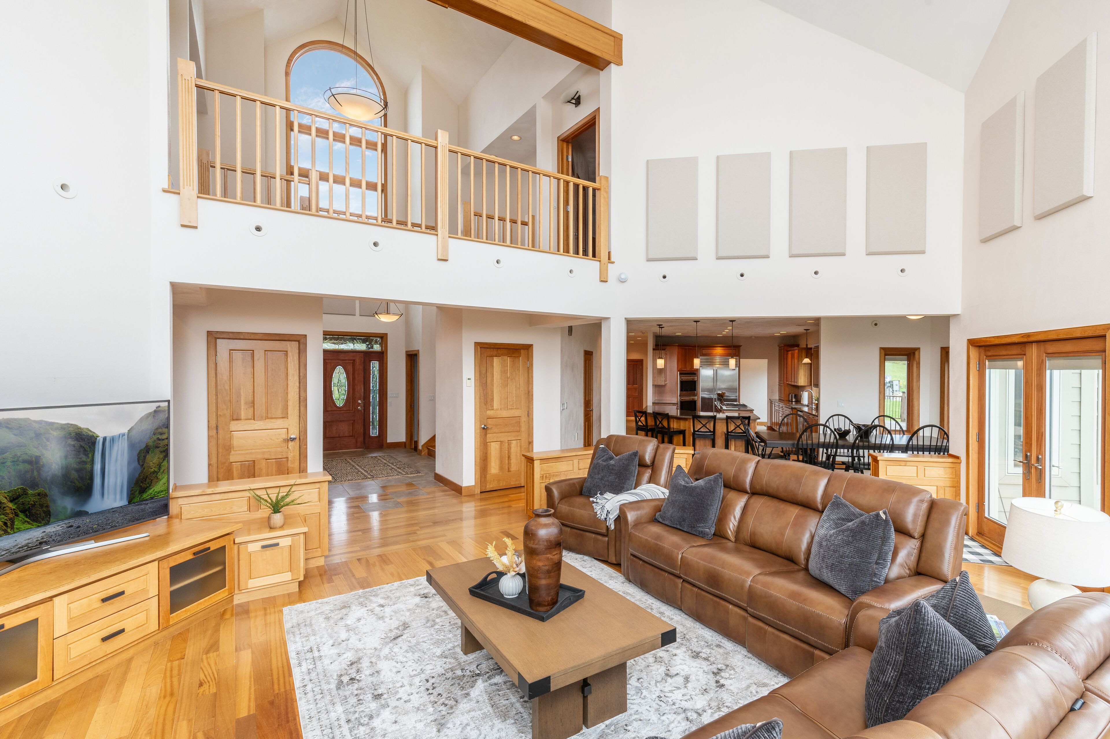 Älytelevisio, takka, videopelejä, pöytäjalkapallopöytä