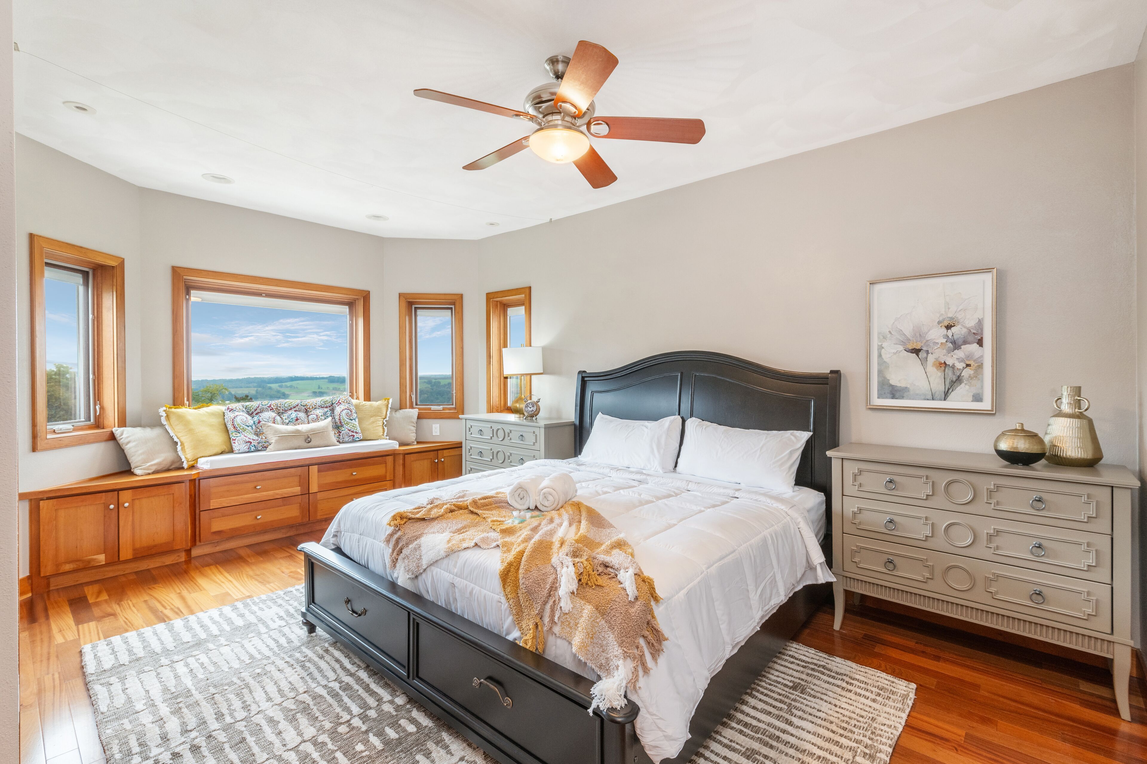 8 quartos, escrivaninha, ferros/tábuas de passar roupa, berço de viagem