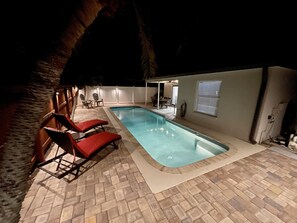 A heated pool - Winter Escape! Modern Heated Pool Home • Ping Pong • 5mi to Beach • 3mi to IMG (Bradenton)