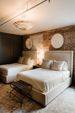 Superior-huone | Ylelliset vuodevaatteet, pillowtop-patjalliset sängyt