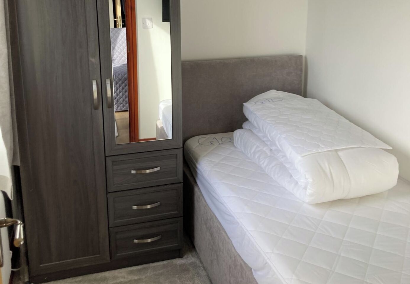 2 bedrooms, iron/ironing board, bed sheets