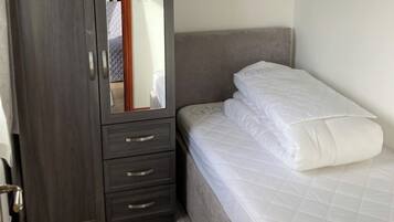 2 bedrooms, iron/ironing board, bed sheets
