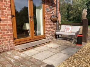 Terrace/patio - Delightful  Cottage with 2 Bedrooms near Knutsford (Knutsford)