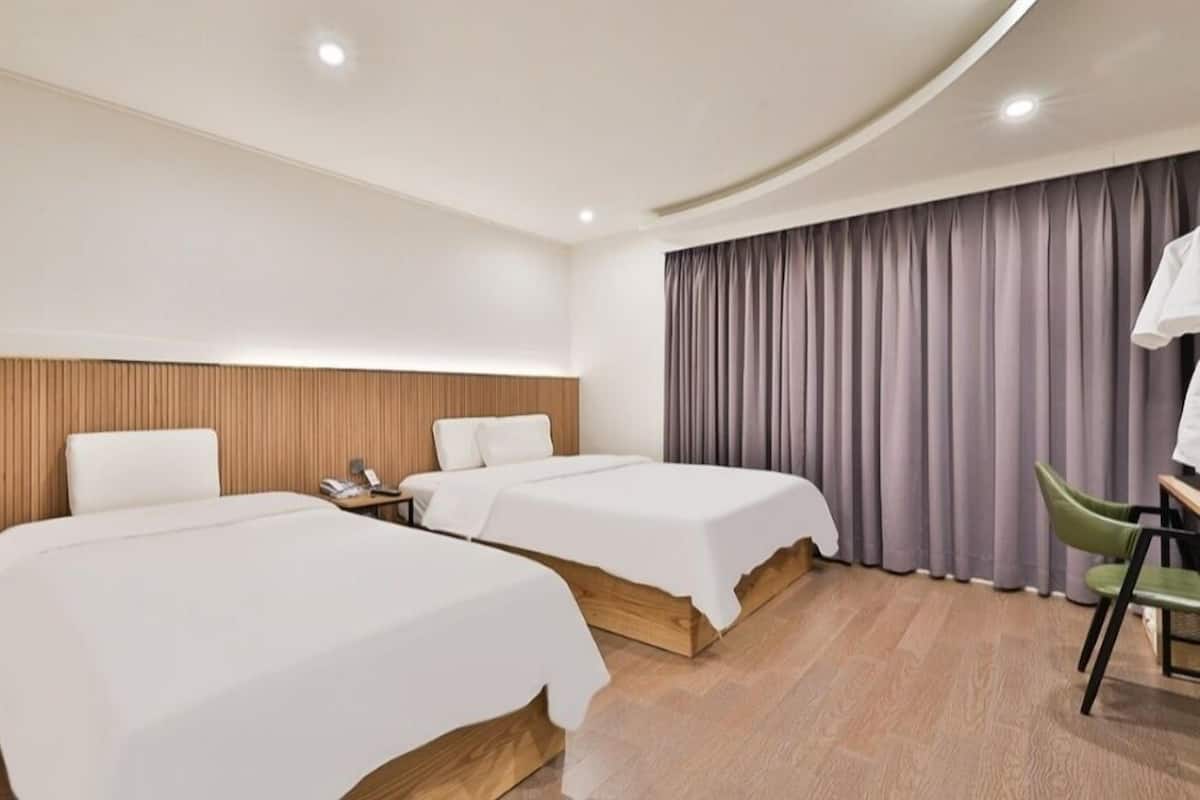 Kamar Twin Deluks | Meja kerja, Wi-Fi gratis, dan didekorasi berbeda-beda