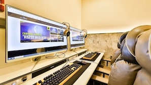 A gaming setup with two monitors, a keyboard, and a mouse. - Incheon BEYOND HOTEL (Incheon)