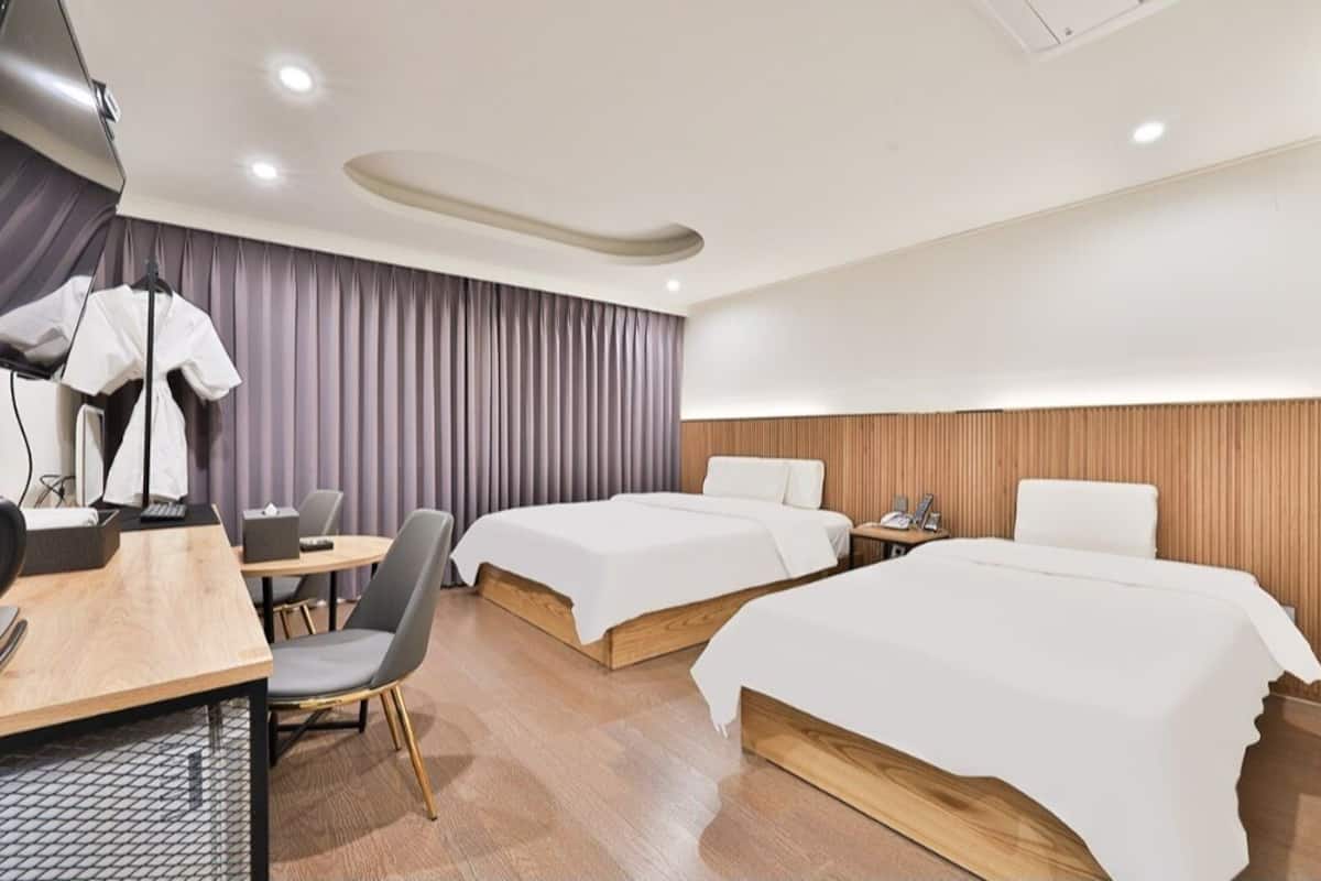 Kamar Twin Standar | Meja kerja, Wi-Fi gratis, dan didekorasi berbeda-beda