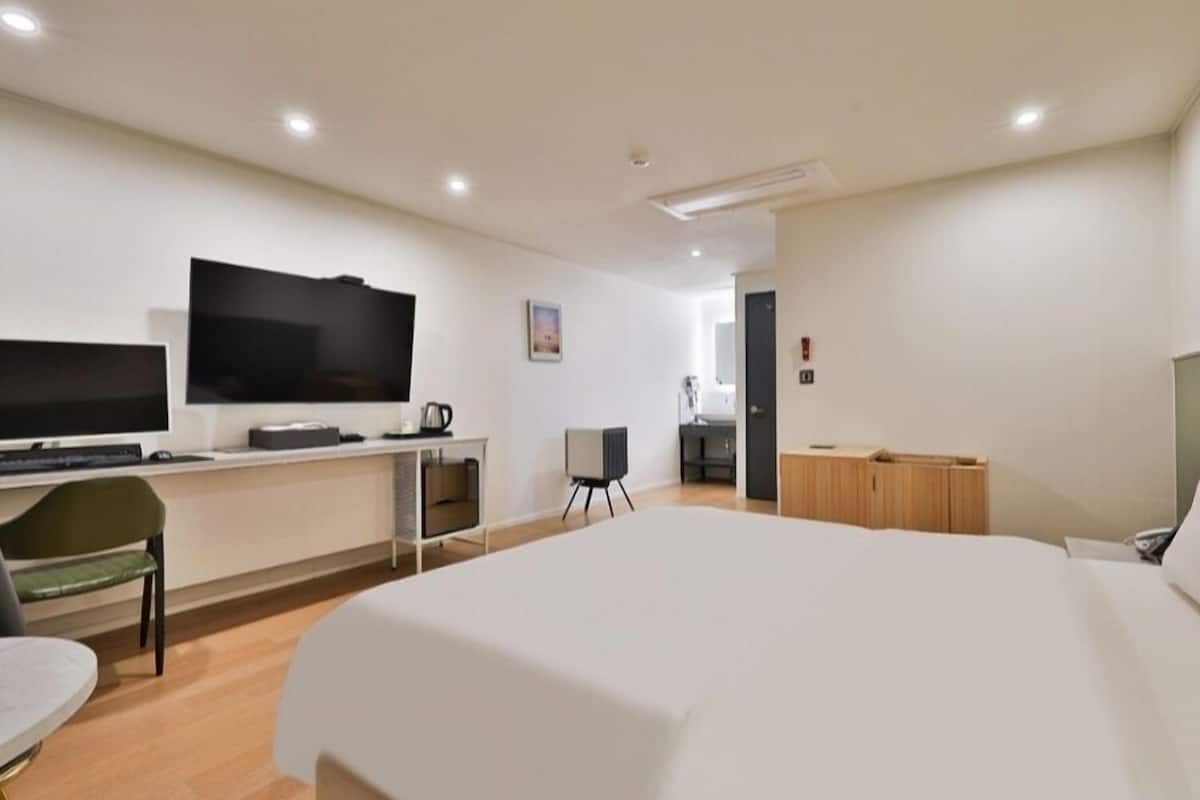 Kamar Double Standar | Meja kerja, Wi-Fi gratis, dan didekorasi berbeda-beda