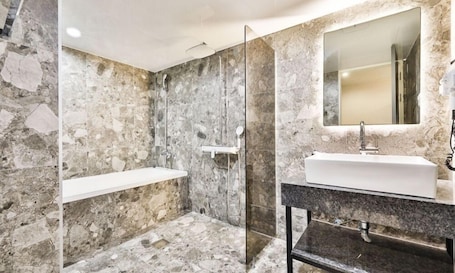 Superior Double Room | Bathroom | Free toiletries, hair dryer, bathrobes, slippers. Incheon BEYOND HOTEL