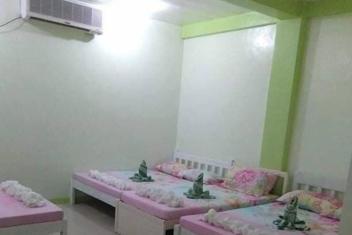1 bedroom, desk, bed sheets