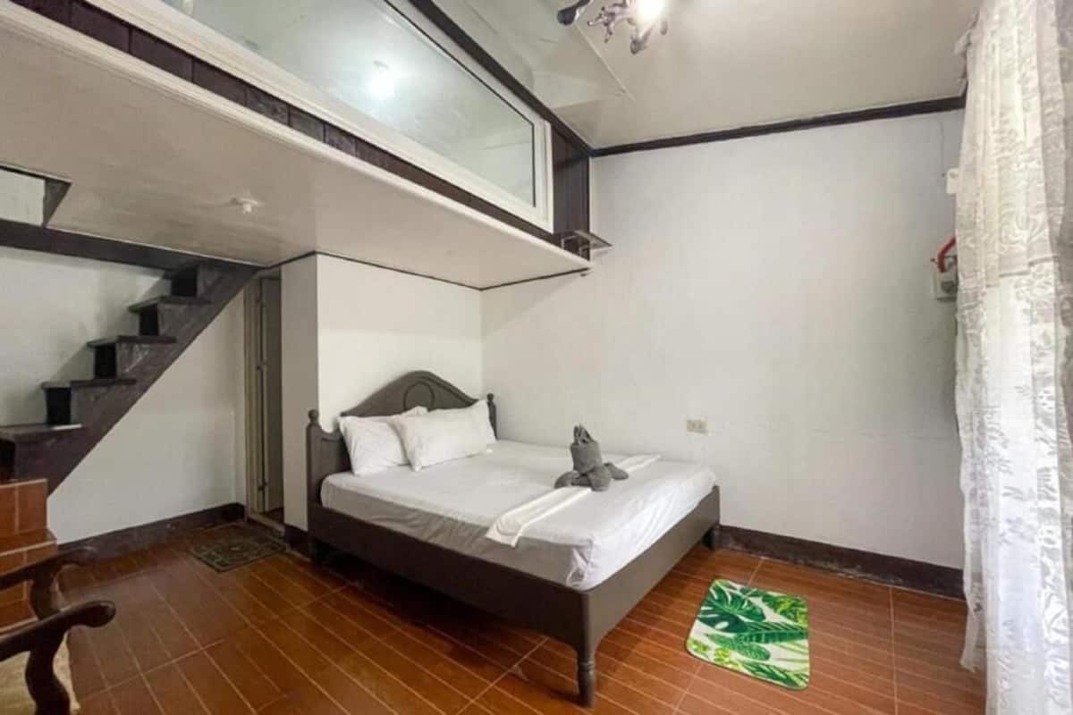 1 bedroom, desk, bed sheets